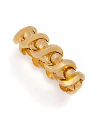 gros plan d'une bague en or sur fond blanc
