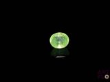 un gros plan d'une boule verte lumineuse posée sur une surface noire