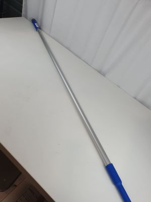 un balai posé sur une table