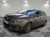 la voiture grise est garée sur un sol en damier dans le garage