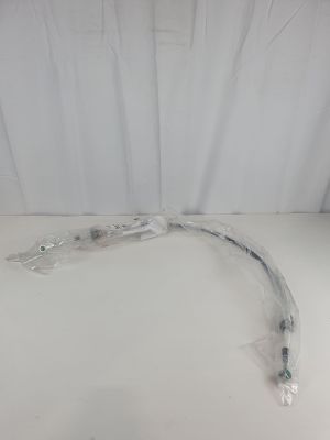 un gros plan sur un morceau de plastique posé sur une table