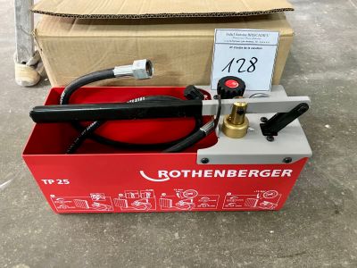 une boîte rouge contenant un tuyau et un autre tuyau