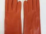 une paire de gants en cuir marron sur fond blanc