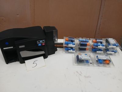 une imprimante posée sur une table, à côté d'un tas de piles