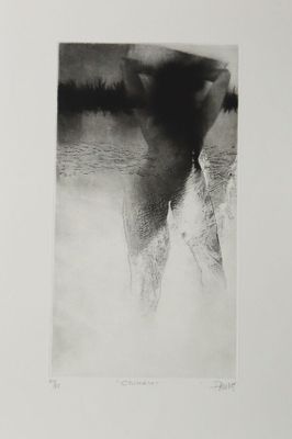 une image représentant une photo en noir et blanc d'un homme debout dans l'eau