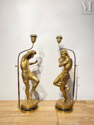 paire de figurines anciennes en laiton représentant un homme et une femme