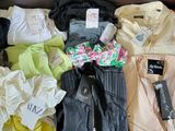 beaucoup de vêtements qui traînent sur un canapé