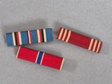trois rubans ornés de rayures rouges, blanches et bleues
