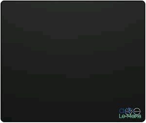 un gros plan d'un tapis de souris sur fond noir