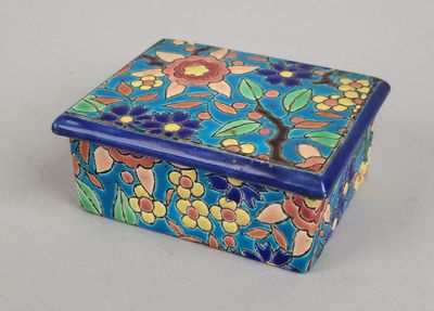 une petite boîte bleue ornée d'un motif floral
