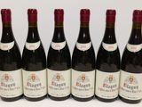 six bouteilles de vin rouge alignées sur une table