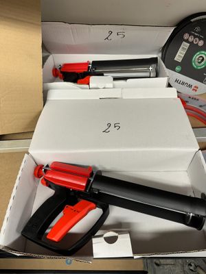 une boîte contenant un pistolet et une autre boîte contenant un pistolet