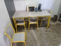 Table 4 chaises, micro-onde King d'Home et cafetière Senseo