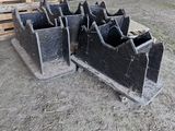 un tas de parpaings noirs posés par terre