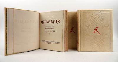 trois livres sont ouverts sur une surface blanche ornée d'un motif rouge