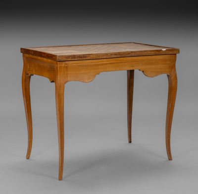 Table tric trac en noyer naturel, le corps légèrement galbé à ceinture