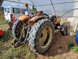 un tracteur qui est à l'arrêt dans la boue