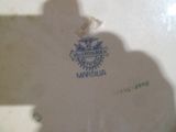 une assiette blanche ornée d'un motif bleu et blanc