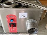 une machine posée sur une table dans la cuisine
