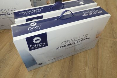 trois cartons posés par terre les uns à côté des autres