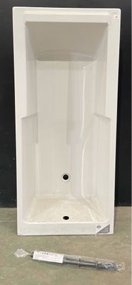 une photo d'une salle de bains avec des toilettes et un lavabo