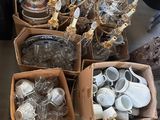 de nombreux cartons d'objets posés à même le sol