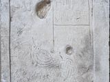 une plaque en pierre sur laquelle est représenté un oiseau