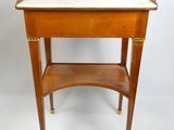 une image d'une petite table en bois avec un plateau en marbre