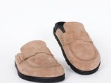 gros plan d'une paire de chaussures sur fond blanc