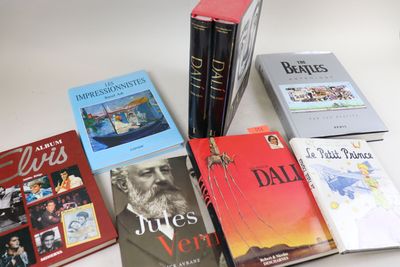 plusieurs livres sont posés sur une table les uns à côté des autres