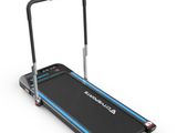 un tapis roulant motorisé noir et bleu sur fond blanc