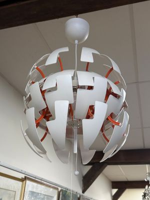 une lumière suspendue au plafond d'une pièce