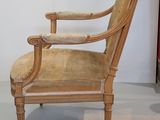 two chairs that are sitting next to each other in a room
