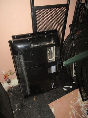 une photo d'une pièce avec un ventilateur et une télévision