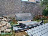 un tas de pierres et un tas de métal par terre