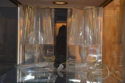 une vitrine contenant de nombreux objets en verre