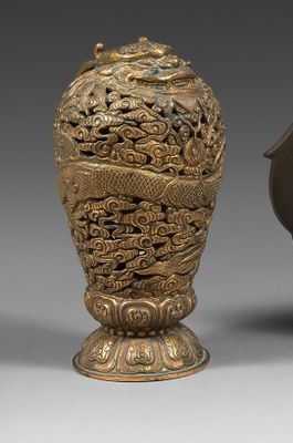 trois types de vases différents avec des motifs sur une surface grise