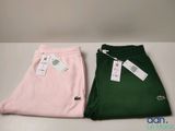 deux paires de pantalons verts et roses, encore étiquetés
