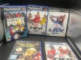 trois jeux vidéo posés les uns à côté des autres sur une table