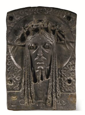 une image représentant une plaque métallique sur laquelle figure une tête de cheval