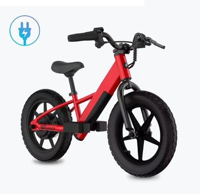 une photo d'un vélo d'enfant avec une selle rouge