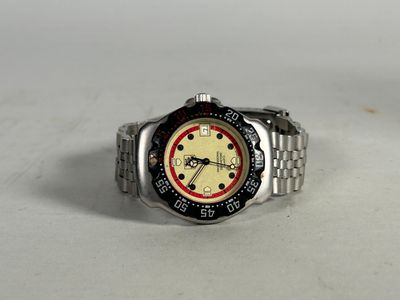 TAGHEUER. Montre bracelet d'homme en acier. Mouvement quartz. D : 35 m