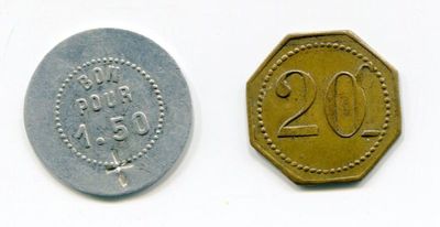 deux pièces de monnaie placées l'une à côté de l'autre sur une surface blanche