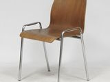 une image représentant une chaise en bois avec des pieds en métal et une assise en bois