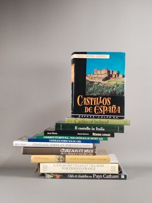 plusieurs livres sont empilés sur une table