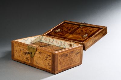 une boîte en bois ornée d'un motif floral à l'intérieur