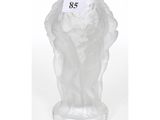 un vase en verre sur lequel est collée une étiquette indiquant « 85 »