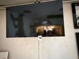 un téléviseur fixé au mur dans une pièce