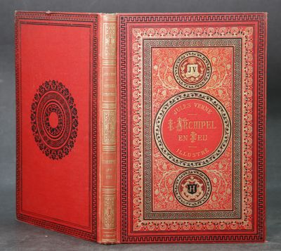 un livre rouge avec des bordures dorées et une couverture rouge