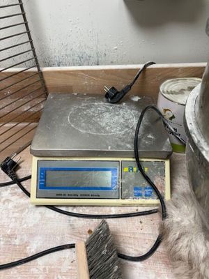 an image of a kitchen scale with a brush on it